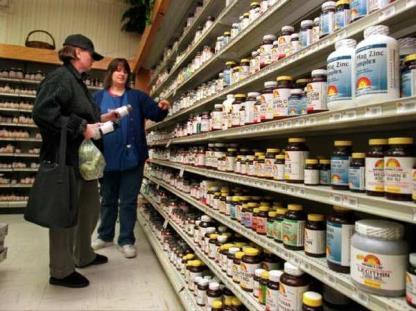 Το εμπόριο των συμπληρωμάτων To 52% των Αμερικάνων καταναλώνει ΣΔ. Οι περισσότεροι τα λαμβάνουν σε προληπτικό επίπεδο αν και δεν έχουν έλλειψη βιταμινών Αύξηση 10% κάθε χρόνο.