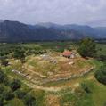 χ το οποίο βρίσκεται πάνω ακριβώς από την αριστερή όχθη του ποταμού Ευρώτα, στην θέση που βρισκόταν η αρχαία Θεράπνη.