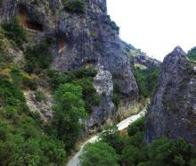 Φύση - δραστηριότητες ΤΑΥΓΕΤΟΣ - ΑΞΙΖΕΙ ΝΑ ΔΕΙΤΕ: ουρανό, πάνω σε ξύλινα γεφυράκια, πλάι σε ερείπια παλιών νερόμυλων και πάντα παράλληλα με τον ποταμό.