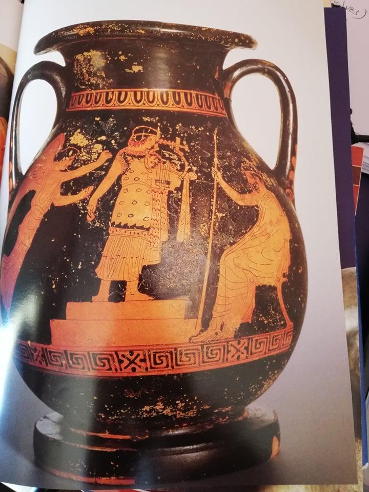 Εικόνα 13. Αττική ερυθρόμορφη πελίκη του τέλους του 5 ου πχ αιώνα. Αθήνα Εθνικό Αρχαιολογικό Μουσείο. Η πελίκη αυτή βρίσκεται στο Εθνικό Αρχαιολογικό Μουσείο (Αθήνα).