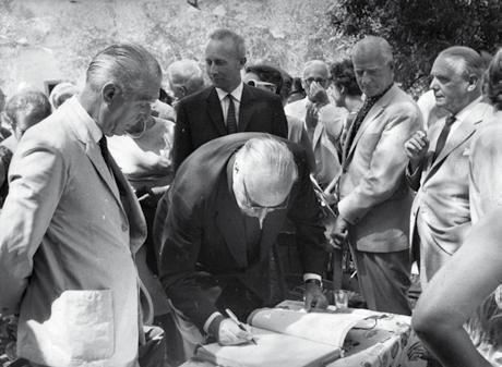 υπογράφει το βιβλίο