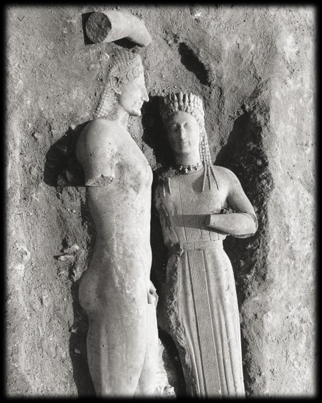 Γ. «Κάθε άγαλμα και μια ιστορία» «Εκτιμάται ότι ο Κούρος και η Κόρη ενταφιάστηκαν το 480 490 π.χ. στην αρχαία Μυρρινούς σημερινή Μερέντα λίγο πριν από την εισβολή των Περσών.
