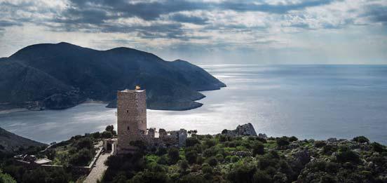 κατακόρυφους βράχους και το απέραντο γαλάζιο της Μεσογείου.