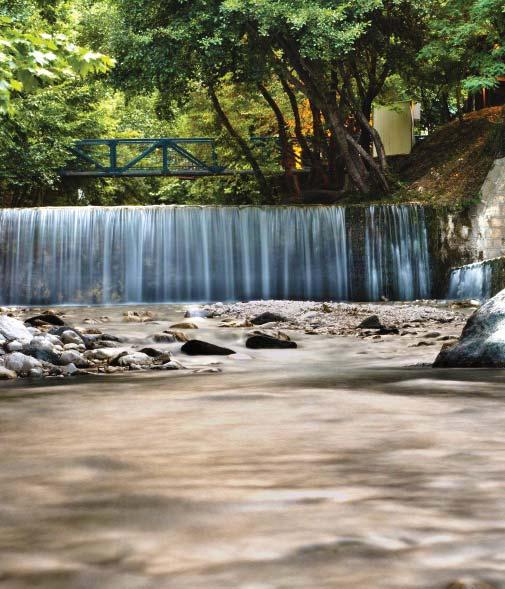 Αργότερα θα βρεθούμε στην Λάρισα, όπου χρόνος για φαγητό στα εκλεκτά τσιπουράδικα στον λόφο του Αγίου Αχιλλείου, στο φρούριο. Επιστρέφουμε στην Αθήνα με ενδιάμεση στάση.