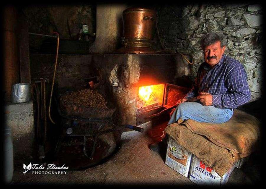 Εικόνα 7. Παραδοσιακό αποσταγματοποιείο στη Χίο Διαδικασία παραγωγής Σούμας Αρχικά μαζεύονται τα σύκα τον Αύγουστο, αφήνονται να ξεραθούν στον ήλιο από 20 με 25 μέρες το Σεπτέμβριο.