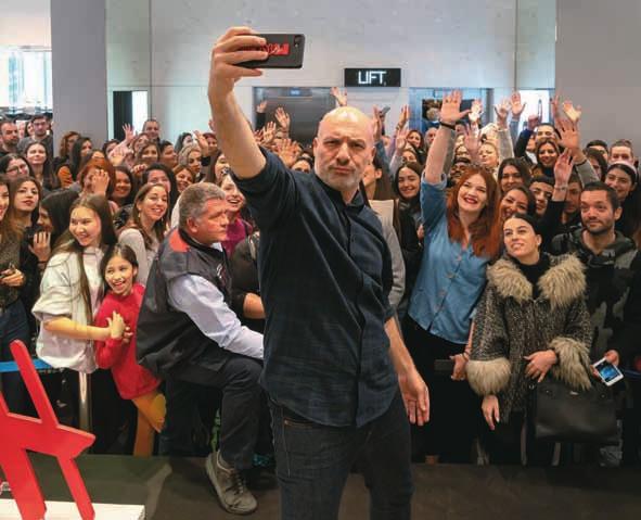 NIKOΣ ΜΟΥΤΣΙΝΑΣ Κοσμοσυρροή για μια selfie στή ΛευΚωσια ο ΝιΚοσ μουτσινασ ειναι το Πιο ΠοΛυσυΖήτήμεΝο ΠροσωΠο τήσ ελλήνικήσ τήλεορασήσ Και ή γκεστ αφιξή του στή ΛευΚωσια εφερε Κοσμοσυρροή Ο Έλληνας