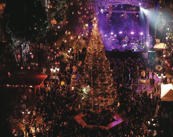 ΕΛΕΝΑ ΠΑΠΑΡΙΖΟΥ ΣΤΗ ΛΑΜΠΕΡΗ ΦΩΤΑΓΩΓΗΣΗ ΤΟΥ ΧΡΙΣΤΟΥΓΕΝΝΙΑΤΙΚΟΥ ΔΕΝΤΡΟΥ ΣΤΗΝ ΑΘΗΝΑ ΧΙΛΙΑΔΕΣ ΚΟΣΜΟΥ ΠΑΡΕΥΡΕΘΗΣΑΝ ΣΤΗΝ ΠΛΑΤΕΙΑ ΣΥΝΤΑΓΜΑΤΟΣ, ΣΤΗΝ ΑΘΗΝΑ ΓΙΑ ΤΗ ΦΩΤΑΓΩΓΗΣΗ ΤΗΣ ΠΛΑΤΕΙΑΣ.