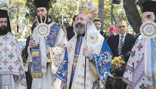 Μετά από τη δοξολογία, τελέστηκε επιμνημόσυνη δέηση και κατατέθηκαν στεφάνια στο μνημείο πεσόντων που βρίσκεται στον αύλειο χώρο του Καθεδρικού Ναού.
