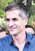 Το καινούργιο φρούτο είναι ότι από «σκανάρισμα» περνούν και οι βουλευτές του κυβερνώντος κόμματος, οι οποίοι μεταξύ άλλων είναι υποχρεωμένοι να δίνουν καθημερινά το «παρών» στη Βουλή.