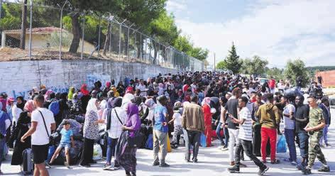 8 Η ΑΠΟΨΗ ΣΑΒΒΑΤΟ-ΚΥΡΙΑΚΗ 23/24 NOEMΒΡΙΟΥ 2019 Μπρος γκρεμό και πίσω ρέμα βλέπει το Μαξίμου, στην προσπάθειά του να διαχειριστεί με τον καλύτερο δυνατό τρόπο τις υπερμεγέθεις προσφυγικές ροές, αφού
