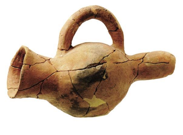 προκειμένου να τοποθετείται η καύσιμη ύλη, το οποίο φέρει μικρότερες οπές στα πλάγια, ώστε να εισέρχεται ο αέρας που είναι απαραίτητος για τη διατήρηση της καύσης.