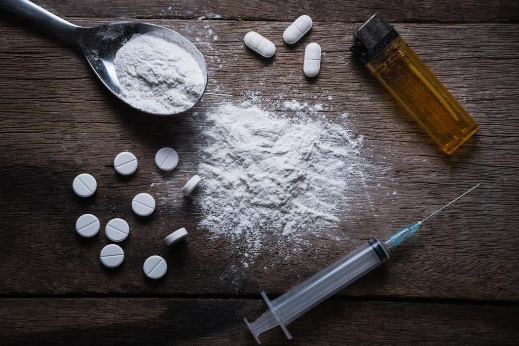 Τι είναι τα ναρκωτικά; Τα ναρκωτικά είναι τοξικές ουσίες φυτικές ή χημικές που προκαλούν στον οργανισμό διάφορες καταστάσεις: νάρκη, τάση για ύπνο, διέγερση, ένα αίσθημα ευφορίας, αλλά φέρνουν και