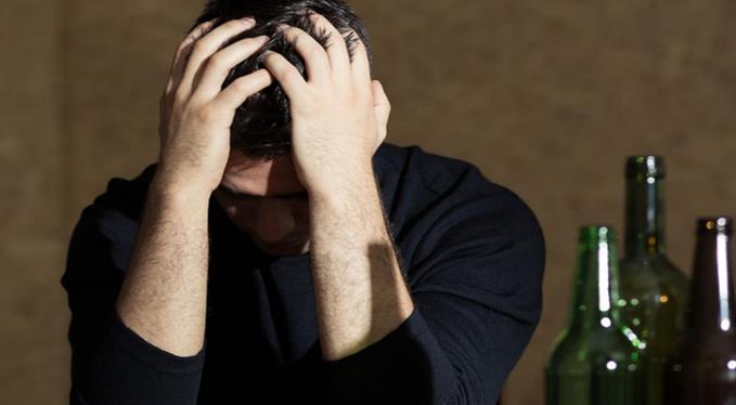 ΑΠΕΞΑΡΤΗΣΗ ΑΛΚΟΟΛΙΣΜΟΥ (τροποι απεξαρτησης) H συχνή χρήση αλκοόλ προκαλεί ανοχή και εξάρτηση, σωματική και ψυχική. Η εξάρτηση από αυτή την ουσία είναι γενικά ύπουλη και μακροχρόνια.