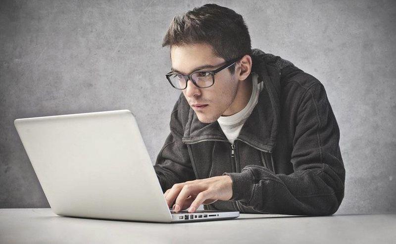 ΠΡΟΛΟΓΟΣ Στην εργασία αυτή θα μελετήσουμε το πολυσύχναστο στις μέρες μας φαινιμενο,τον εθισμό των ανθρώπων στο διαδίκτυο και τις σχέσεις που αναπτύσσονται σε αυτό μέσω των κοινωνικών δικτυων.