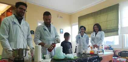 Πιο συγκεκριμένα, εθελοντές συνάδελφοι παρουσίασαν πειράματα Χημείας που εντυπωσίασαν τα παιδιά που τα παρακολούθησαν, κάνοντας το χώρο να γεμίσει από παιδικά αυθόρμητα χαμόγελα.