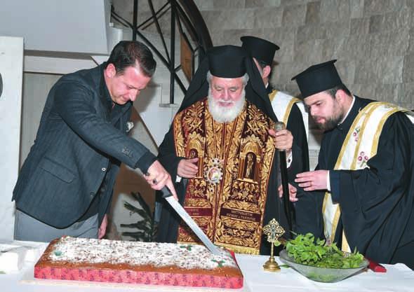 ΣΥΓΚΡΟΤΗΜΑ ΔΙΑΣ ΚΟΠΗ ΤΗΣ ΒΑΣΙΛΟΠΙΤΑΣ ΜΕ ΕΥΧΕΣ ΚΑΙ ΜΗΝΥΜΑΤΑ Η ΚΑΘΙΕΡΩΜΕΝΗ ΚΟΠΗ ΒΑΣΙΛΟΠΙΤΑΣ ΠΡΑΓΜΑΤΟΠΟΙΗΘΗΚΕ ΣΤΙΣ ΕΓΚΑΤΑΣΤΑΣΕΙΣ ΤΟΥ ΣΥΓΚΡΟΤΗΜΑΤΟΣ ΔΙΑΣ ΚΑΙ ΤΗΣ ΤΗΛΕΟΡΑΣΗΣ ΣΙΓΜΑ Η τελετή πραγματοποιήθηκε