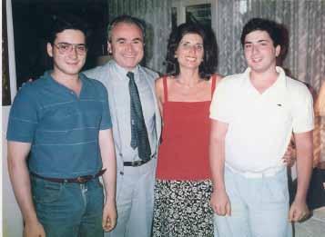 H Θεση του Γιατρου στην Κοινωνια (II) Εικ. 12. Ο Χρήστος Μπαρτσόκας με τη σύζυγό του Άννα και τα παιδιά του Σπύρο και Νίκο.