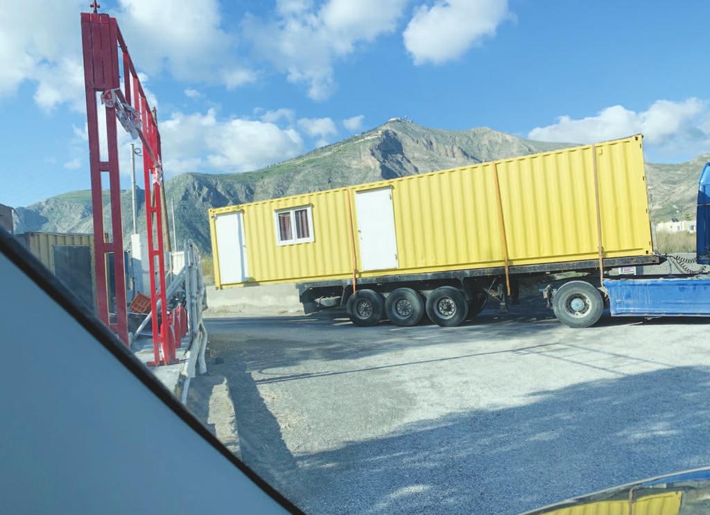 σελ. 8 Το πρώτο θέμα Οι φαβέλες της Σαντορίνης (συνέχεια από την προηγούμενη σελίδα) Να γιατί είναι παράνομο: Το κοντέινερ (container), είναι μεταλλικό εμπορευματοκιβώτιο που βάση σχετικής νομολογίας