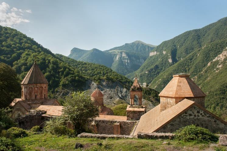 επικράτεια του Ναγκόρνο Καραμπάχ, ή Αρτσάχ, όπως το αποκαλούν οι Αρμένιοι. Πρώτος μας σταθμός είναι το μοναστήρι του Νταντιβανκ (9ος-13ος αι.), πριν φτάσουμε στην πρωτεύουσα Στεπανάκερτ.