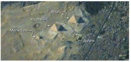 Εικόνα 3. Οι πυραμίδες της Αιγύπτου. Δεξιά βλέπουμε την πόλη του Καΐρου (www.astronomy.