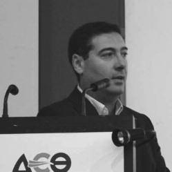 Lauder, είναι ένας διεθνής οργανισµός που εκπροσωπεί τις εβραϊκές κοινότητες και οργανώσεις σε 100 χώρες σε όλο τον κόσµο, τόσο σε κυρίαρχα έθνη, όσο και σε διεθνείς κυβερνητικές και µη κυβερνητικές