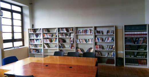 M. στο πιάνο από τη Βασιλική Ακαδημία Μουσικής του Λονδίνου. Στα ελληνικά Ωδεία σπούδασε ανώτατα θεωρητικά και έχει πτυχία αρμονίας, αντίστιξης, ενοργάνωσης. Είναι επίσης διπλωματούχος μονωδίας.