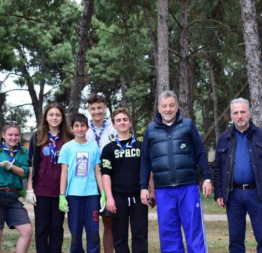 Σύλλογο Γονέων και Κηδεμόνων του Νηπιαγωγείου. Στα πλαίσια της δράσης φυτεύτηκαν δέντρα, αρωματικά φυτά και διαμορφώθηκαν στην αυλή επιδαπέδια παιχνίδια.