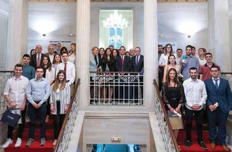 Οι νικητές του 25ου economia Φοιτητικού Διαγωνισμού σε αναμνηστική φωτογραφία με μέλη της Επιτροπής Αξιολόγησης και εκπροσώπους των Εταιριών-Χορηγών.