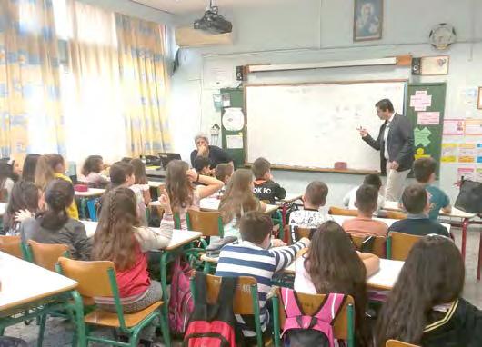 διακριτό τίτλο του ΚΔΗΦ ΑμεΑ «Τα Παιδιά της Άνοιξης» και πωλούν προϊόντα σε ανύποπτους πολίτες που έχουν τη διάθεση να βοηθήσουν το ΚΔΗΦ, με σκοπό το προσωπικό τους κέρδος.