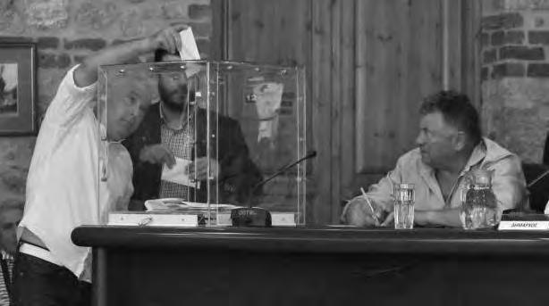 Μιχάλης Σουμελίδης μετά από πρόταση του Παύλου Παυλίδη στη θέση του γραμματέα (32-7), ψηφίστηκαν ως το νέο προεδρείο του νέου δημοτικού συμβουλίου Βέροιας, στη συνεδρίαση των δημαιρεσιών της Κυριακής.