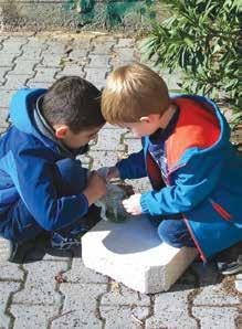 Die Vorschulkinder erzählen: Alle Vorschulkinder haben ein Laternenfest gemacht und die Kindergartenkinder und die Brüder und Schwestern und die Mamas und die Papas.