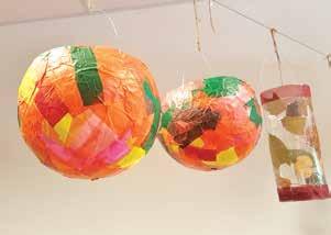 Danach haben wir die Milchtüten geschneidet. Da haben wir die Milchtüten bunt angemalt. Wir haben die Papiers gemalt und angeklebt. In die Laternen haben wir Kerzen getan!