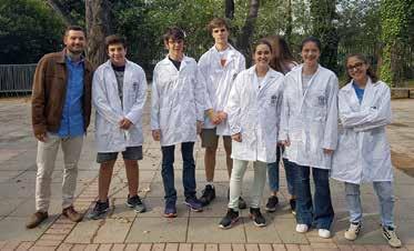 Am Anfang dachten wir alle, dass es nicht genügend Schüler geben würde, die sich für experimentelle Chemie interessieren würden und natürlich waren wir überrascht festzustellen, dass wir alle nach