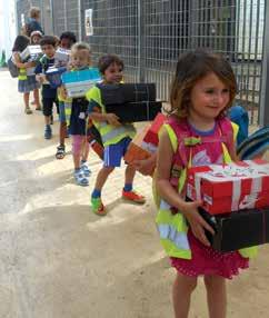 Sarah Wenger, Zweitkraft Kindergarten-Vorschule / Βοηθός Προνηπιακού - Νηπιακού Τμήματος Munting Nayon Auch dieses Jahr haben die Kinder des Kindergartens wieder viele Schuhkartons gesammelt, um sie