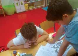 Klassen jeweils zwei Klassensieger zu ihrem Auftritt in der Bibliothek. Aus den Klassen 5 lasen: Lamprini Delona (5a), Stella Athanassoglou (5a), Ioanna Ioannou (5b) und Athina Sevastianou (5b).