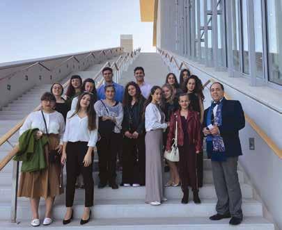 Opernbesuch / Επίσκεψη στην όπερα Giannis Mylonas (11a) / Γιάννης Μυλωνάς (11a) Die Lichter der überfüllten Halle der Nationaloper im Kulturzentrum der Stavros Niarchos Stiftung sind erloschen.