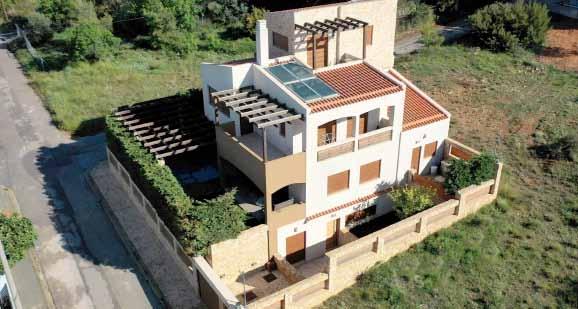 θερμότητας σε συνδυασμό με κλειστό οριζόντιο και κατακόρυφο Γεωθερμικό σύστημα Στην ευρύτερη περιοχή της Κηφισιάς, στο ύψος των παλαιών αλωνιών, σε μία μονοκατοικία η οποία αποτελείται από τρία