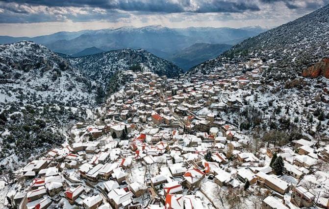 Επόμενος σταθμός θα είναι η Στεμνίτσα, η«χωριατοπούλα του Μωριά» όπως την αποκαλούσε ο Θεόδωρος Κολοκοτρώνης, που ήταν και αγαπημένο του χωριό Η Στεμνίτσα είναι κτισμένη στα ερείπια της Αρχαίας