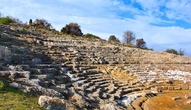 Γεωμετρικής περιόδου, η τάση για αποδημία και αναζήτηση για κάτι καλύτερο, έστρεψε τους αρχαίους προγόνους μας, προς το Ιόνιο πέλαγος, και απο εκεί στην κοντινή σημερινή Κάτω Ιταλία.