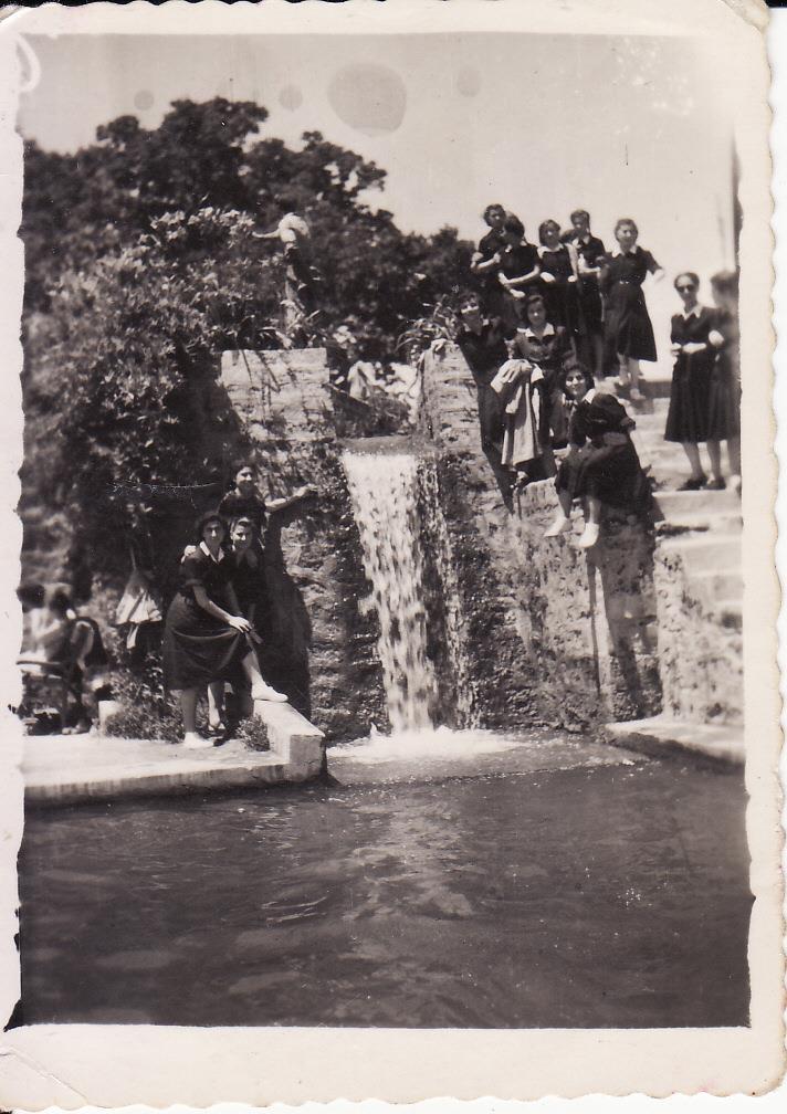 Μάιος 1948. Δεύτερο Γυμνάσιο Θηλέων Θεσσαλονίκης της πέμπτης τάξης σε εκδρομή στους καταρράκτες της Εδέσσης και σε άλλα αξιοθέατα.