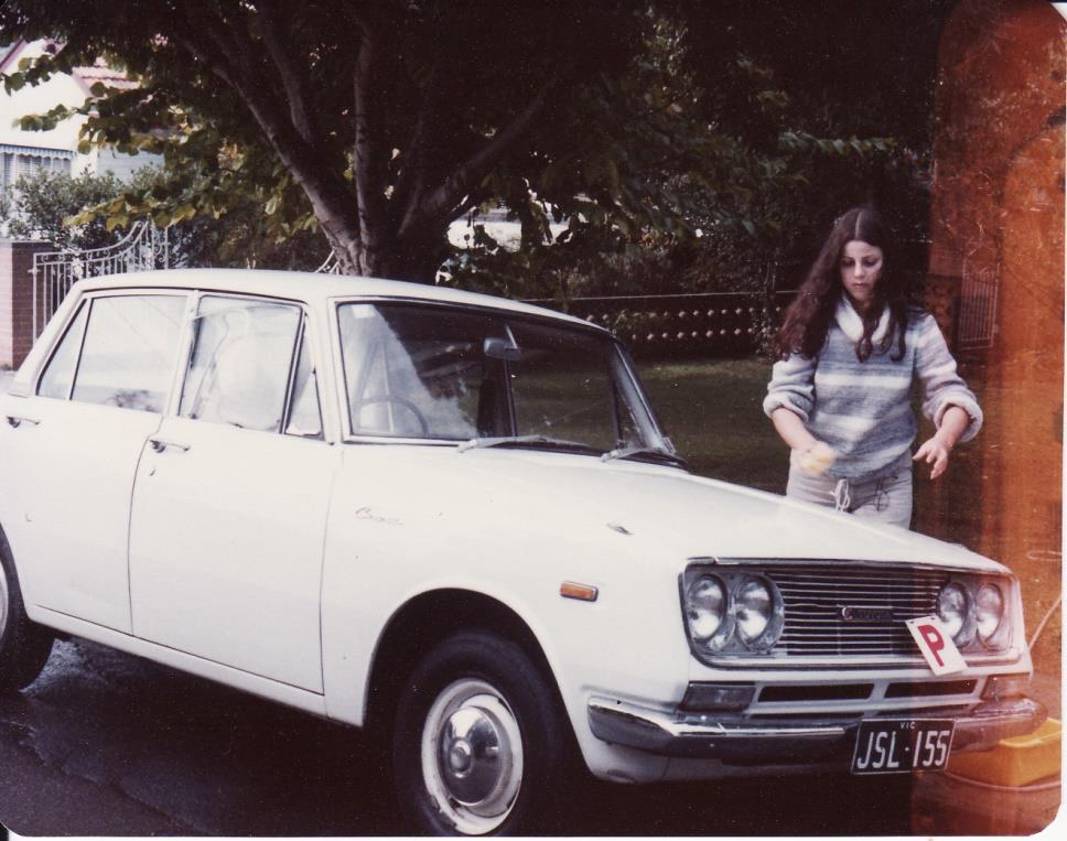 33 Το δέκατο αυτοκίνητο για την Άννα The tenth car for Anna Αυτό ήταν ένα Toyota Corona sedan 1969 άσπρο σε καλή κατάσταση το οποίο αγοράσαμε για την Άννα ως δώρο για πού πέρασε κι αυτή με επιτυχία