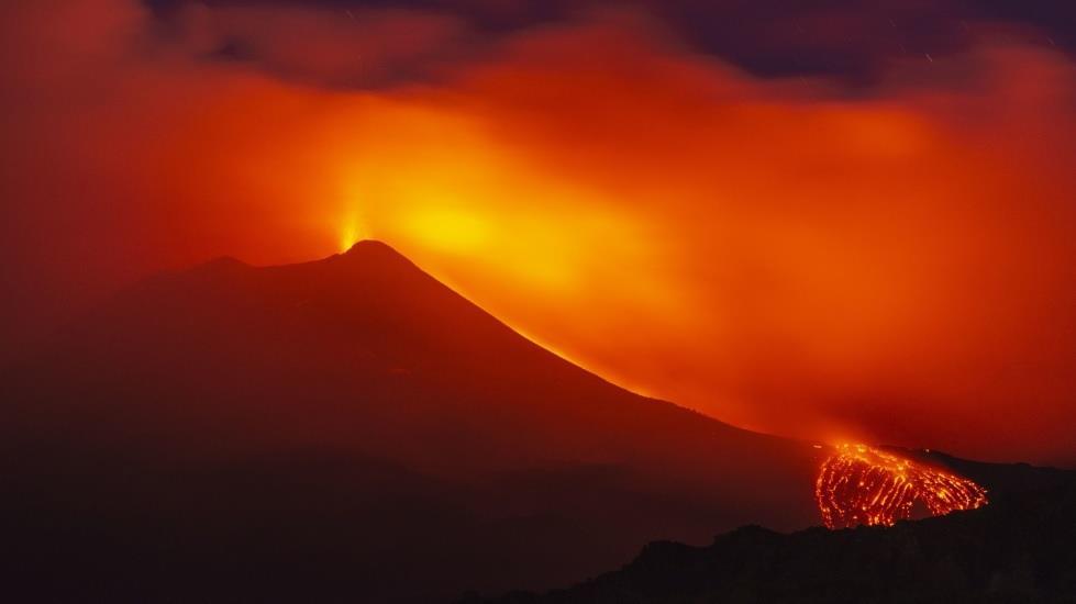 Η έκρηξη του ηφαιστείου της Θήρας το 1613 π.χ. (± 13 χρόνια) κατέστρεψε τον κυκλαδικό πολιτισμό, και είχε επιπτώσεις στον μινωικό πολιτισμό.