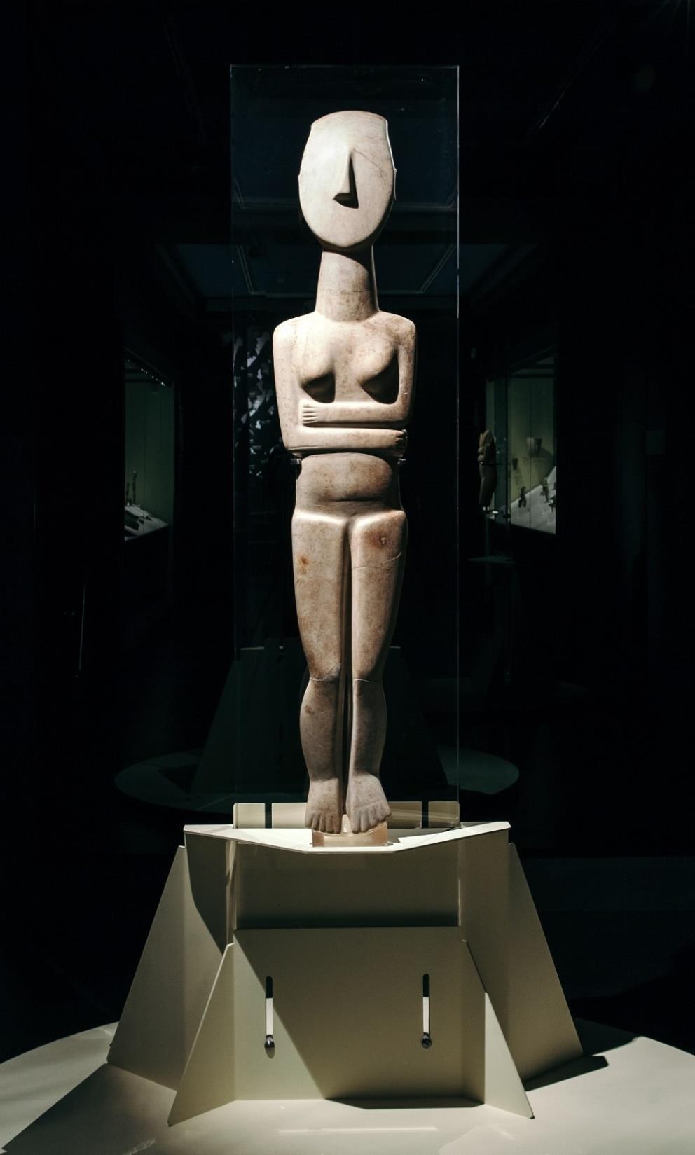 Γυναικείο άγαλμα από παριανό μάρμαρο, του τύπου με διπλωμένα χέρια κάτω από το στήθος. Aμοργός, Πρωτοκυκλαδική II Εποχή (φάση Kέρου-Σύρου, 2800-2300 π.x.