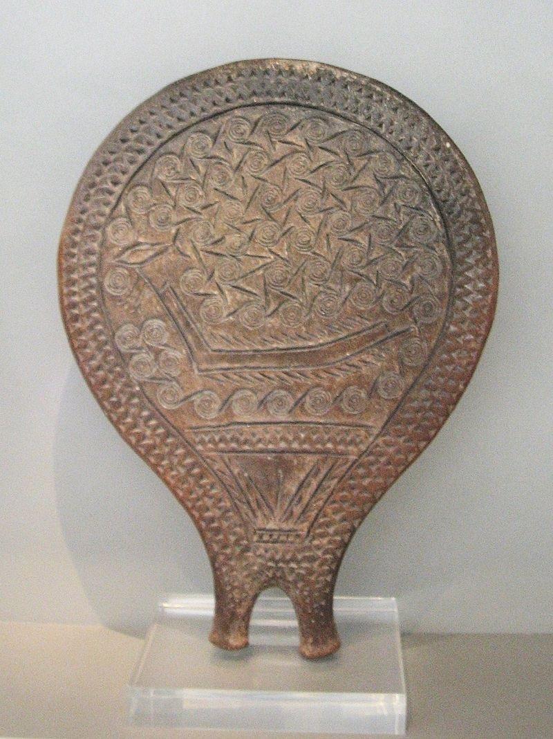 Πήλινο τηγανόσχημο σκεύος με χαρακτή παράσταση πλοίου. Χαλανδριανή Σύρου. Πρωτοκυκλαδική II περίοδος (φάση Kέρου-Σύρου, 2800-2300 π.x.).