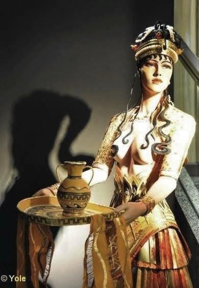 Η θέση της γυναίκας στη μινωική Κρήτη Οι γυναίκες έπαιρναν μέρος σ όλες τις δημόσιες εκδηλώσεις ως χειραφετημένες γυναίκες.