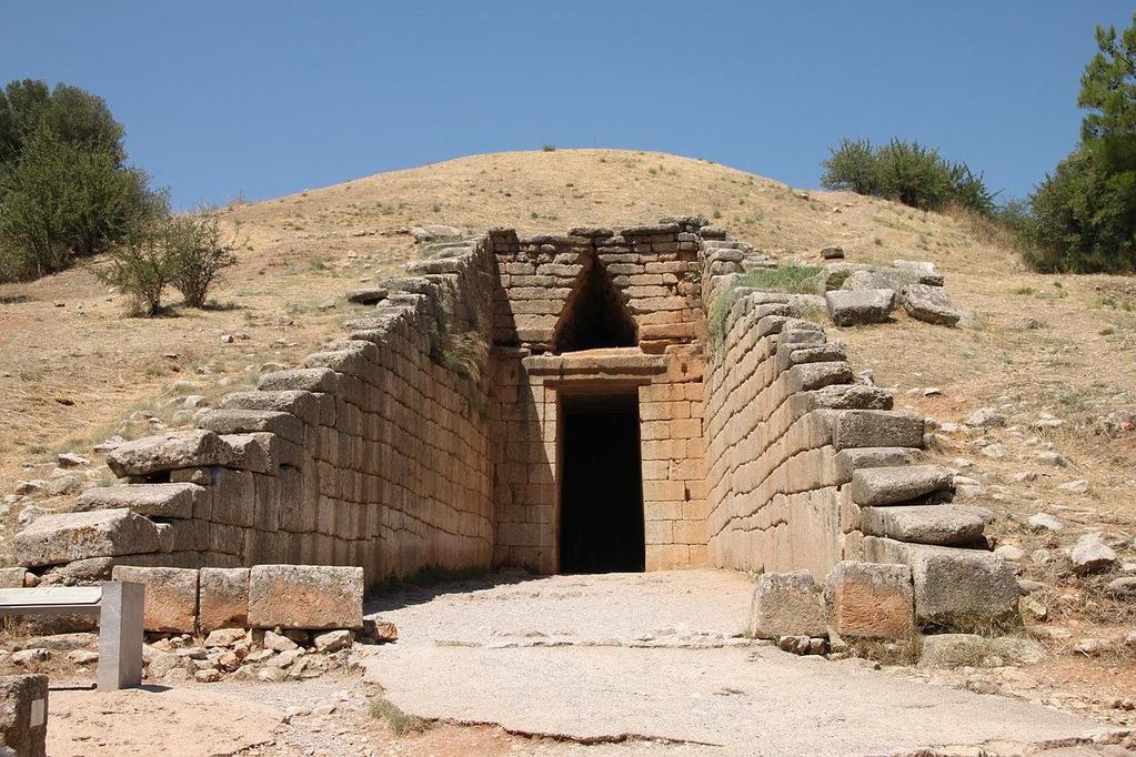 Η εντυπωσιακή είσοδος του «θησαυρού του Ατρέα» Πηγή: https://de.wikipedia.