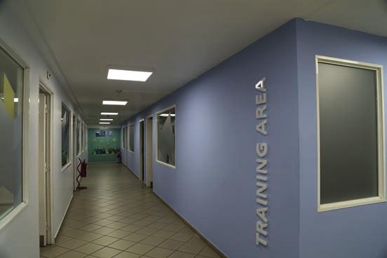 2,000 τετραγωνικά μέτρα στεγάζουν γραφεία, αίθουσες συσκέψεων, ιατρεία, αποδυτήρια αλλά