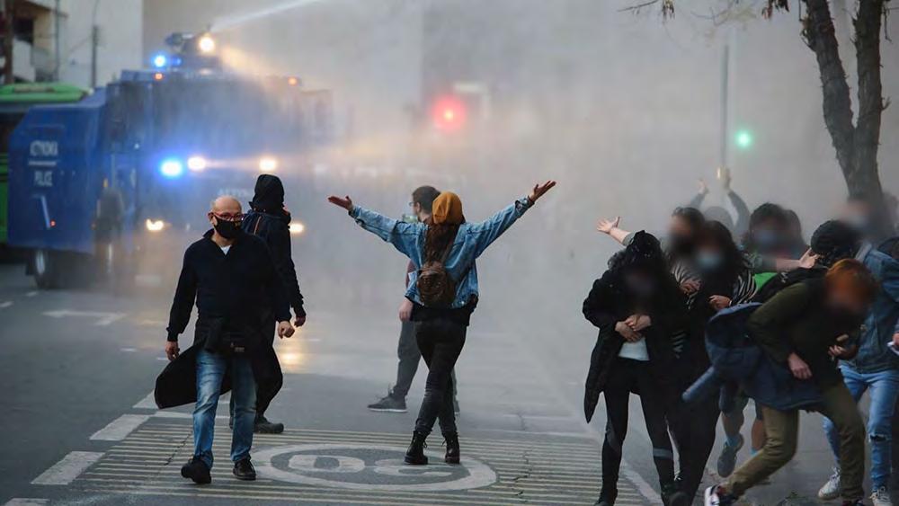 Τα μέτρα για ανακοπή διάδοσης της πανδημίας ήταν μόνο η πρόφαση. Και οι λόγοι είναι καθαρά ταξικοί και πολιτικοί.