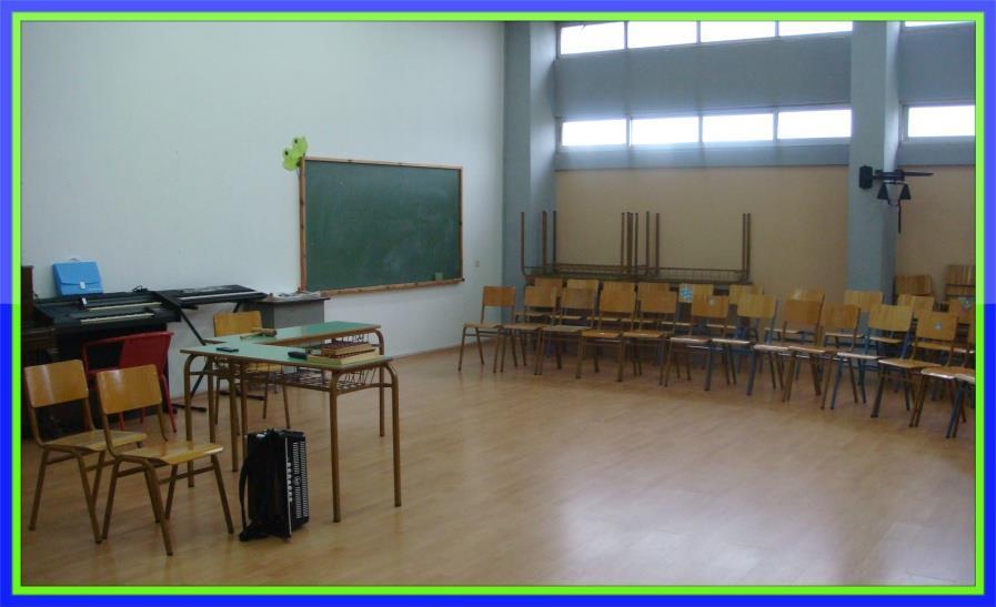 απλών μουσικών οργάνων, ακρόαση). Ο χώρος του εργαστηρίου είναι χωρητικότητας 50-60 ατόμων. Οι θέσεις μπορούν να μετακινούνται και ο χώρος διαμορφώνεται ανάλογα με τις ανάγκες του μαθήματος.