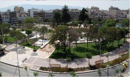 Εικόνες 1.28, 1.29: Πλατεία Μέμου, Κορυδαλλός. Πριν την ανάπλαση και μετά την ανάπλαση με ψυχρά υλικά. Πηγή: www.news.